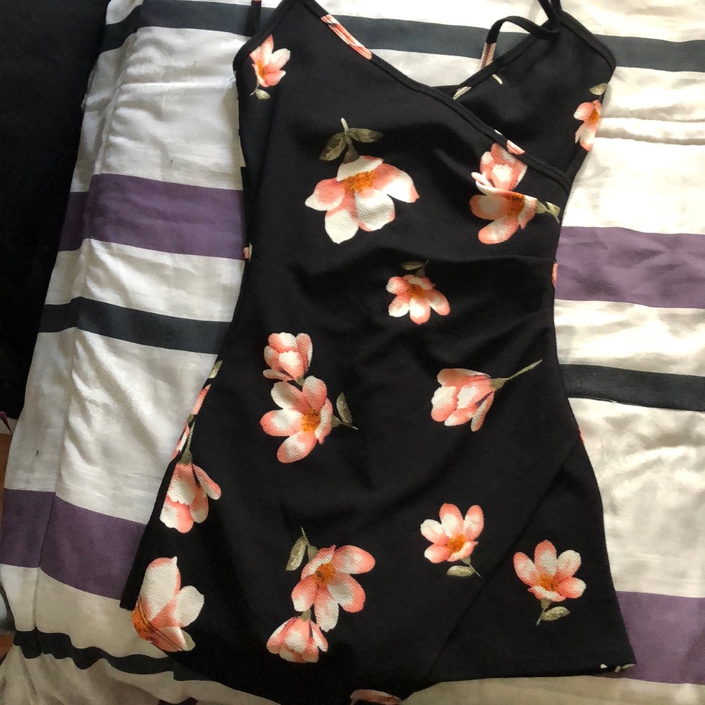 A nice and short dress. It almost new